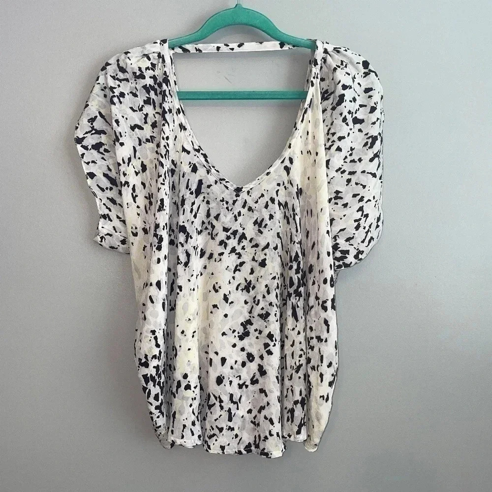 EUC Chelsea Flower 100% Silk Double V Neck Flowy Blouse Size XS